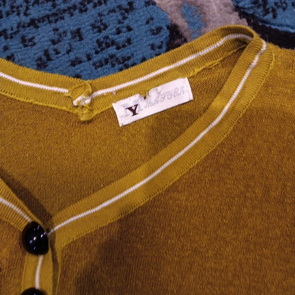 Vintege Yellow Top with Floral Design - Picture 2 of 3